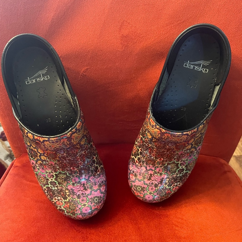 DANSKO CLOGS SIZE 38 (7.5)